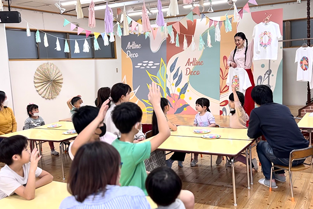 Algunos niños y un instructor en la sala de clase.