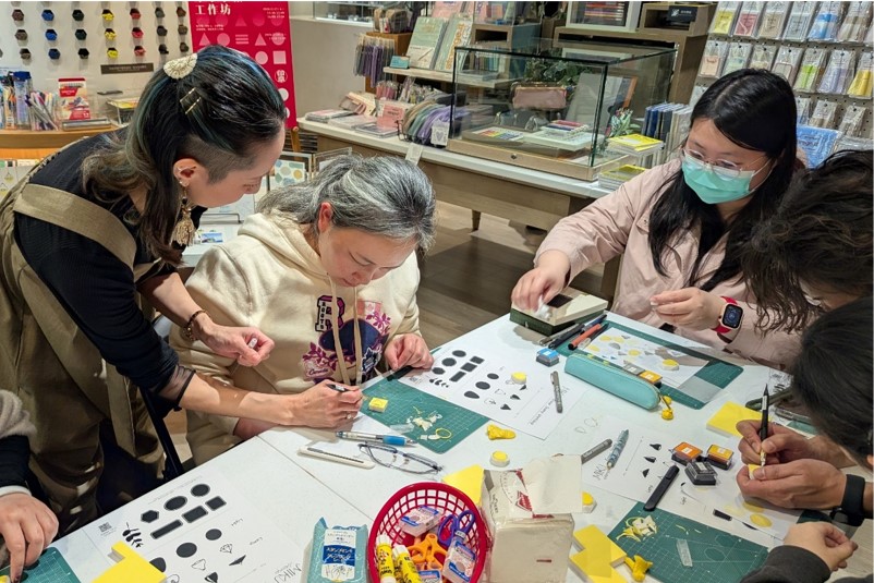  Scene from the eraser stamp workshop led by Shachihata staff.