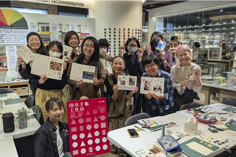 Group photo of participants at the eraser stamp workshop held at Eslite Spectrum Songyan Store.