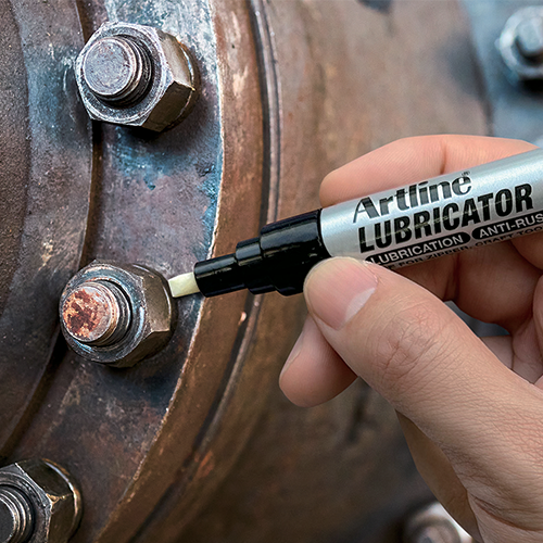 Applying lubricant to a rusted bolt with the LUBRICATOR MARKER.